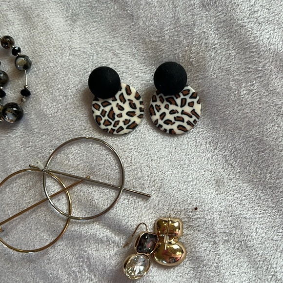 6 pairs of fashion earrings all pierced - Picture 6 of 6